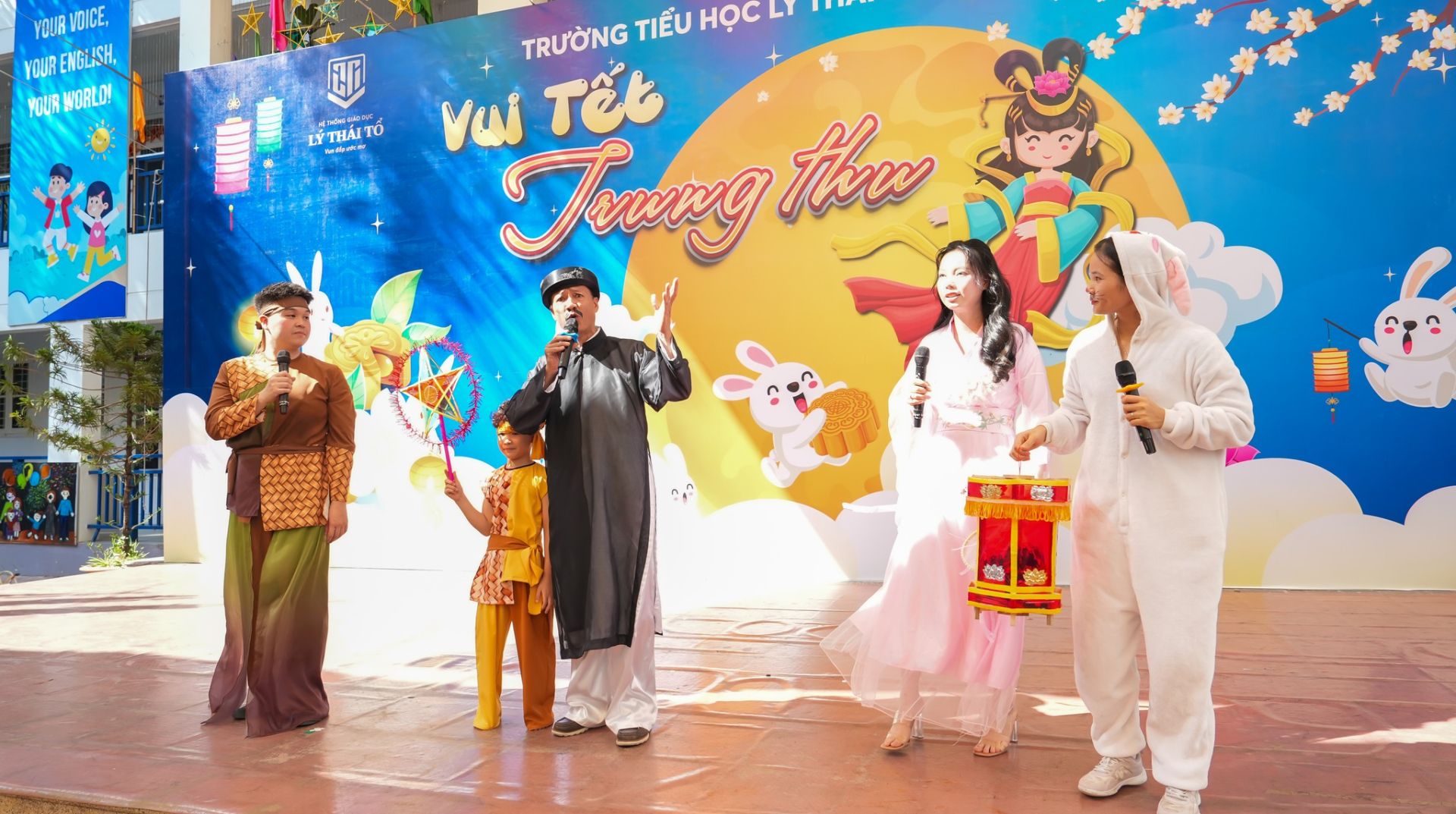 Tết Trung thu rực rỡ sắc màu ở trường Tiểu học Lý Thái Tổ