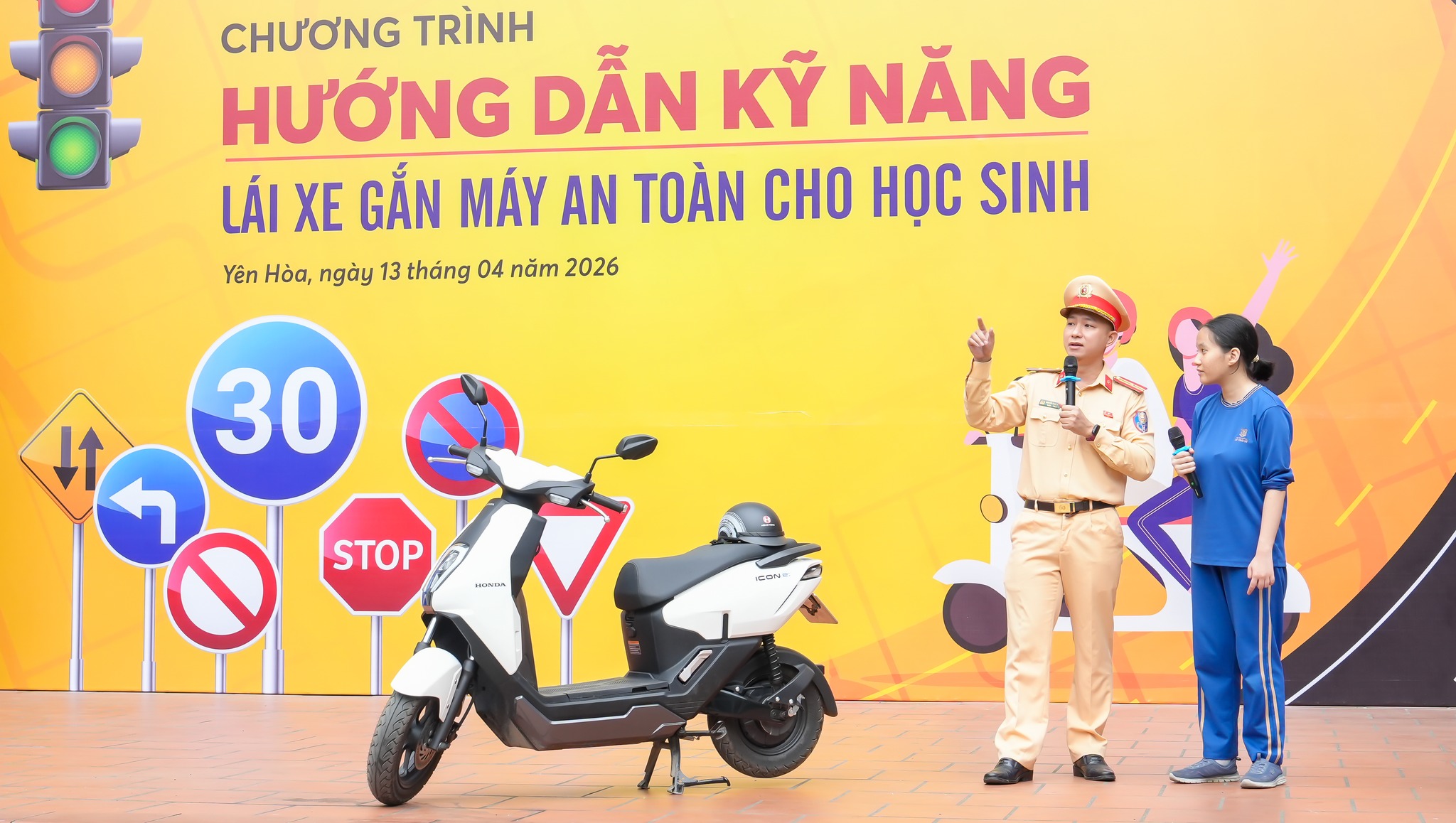 Tuyên truyền pháp luật về an toàn giao thông và hướng dẫn lái xe an toàn