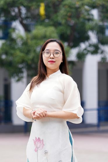 Cô Hoàng Thu Hương