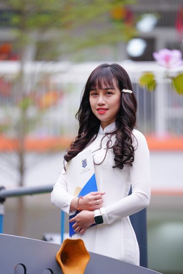 Cô Đinh Hương Giang