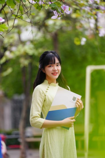 Cô Phí Hương Lan