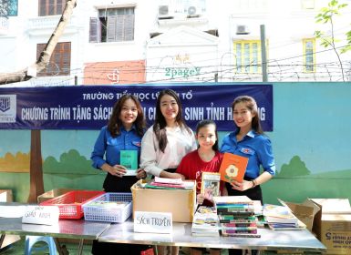 Liên đội trường Tiểu học với chương trình tặng sách, truyện cho học sinh nghèo ở vùng cao