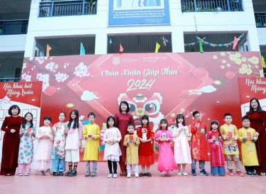 Khai bút đầu Xuân cùng thầy trò trường Tiểu học Lý Thái Tổ