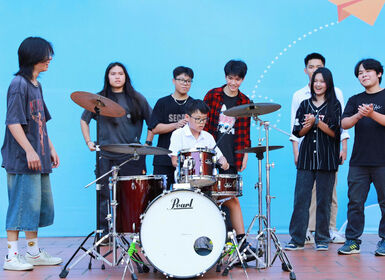 Màn ra mắt ấn tượng của Chillband và 12 câu lạc bộ năng động