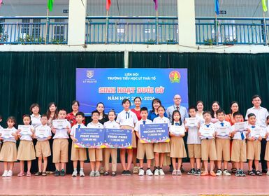 Trao học bổng Tiếng Anh Lý Thái Tổ năm học 2025-2026 với tổng giá trị 1 tỷ 142 triệu đồng