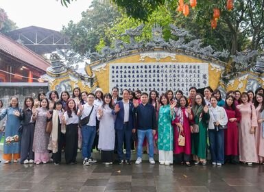 Ban lãnh đạo và cán bộ chủ chốt Hệ thống giáo dục Lý Thái Tổ dâng hương đầu xuân tại Đền Đô và đền thờ thầy Chu Văn An