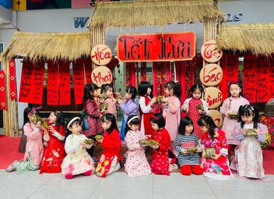 Hoạt động trải nghiệm gói bánh chưng tại trường Mầm non Lý Thái Tổ 2