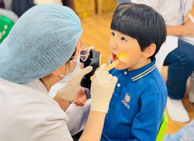 Khám răng riệng định kỳ cho các bé – Chung tay chăm sóc nụ cười trẻ thơ