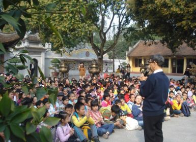 Nhà trường Tổ chức cho các em học sinh tham quan đền Đô, nghe các giọng hát Quan họ Bắc Ninh.