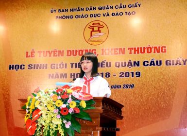 Bạn Trương Diệu Anh vinh dự được báo cáo thành tích tại Lễ tuyên dương, khen thưởng HSG tiêu biểu quận Cầu Giấy