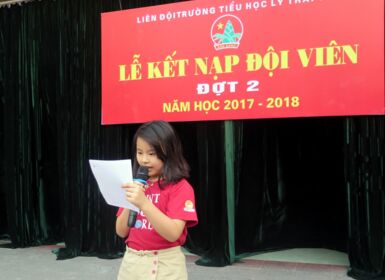 Niềm tự hào đỏ thắm vai em trong ngày kết nạp Đội