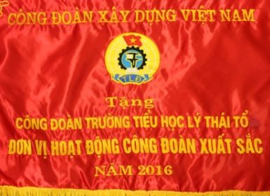 Công đoàn trường Tiểu học Lý Thái Tổ nhận Cờ thi đua năm của Công đoàn Xây dựng Việt Nam