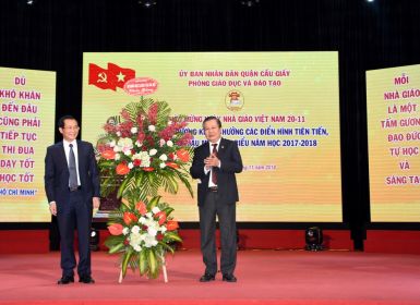 Trường Tiểu học Lý Thái Tổ tiếp tục vinh dự đón nhận Bằng khen Tập thể lao động xuất sắc cấp Thành phố