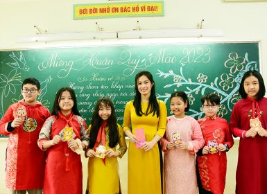 Khai bút đầu năm cùng thầy trò trường tiểu học Lý Thái Tổ