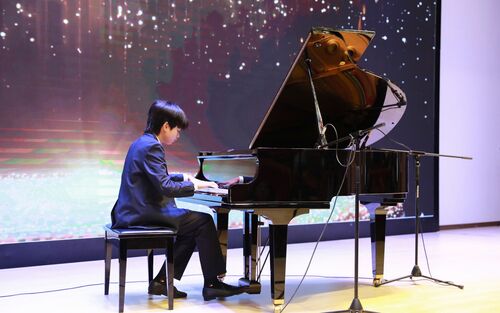 Tỏa sáng rực rỡ _ Cao Phú Quý giành giải nhất liên hoan tài năng nhạc cụ