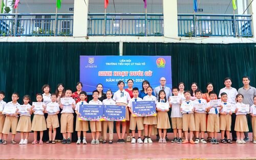 Trao học bổng Tiếng Anh Lý Thái Tổ năm học 2025-2026 với tổng giá trị 1 tỷ 142 triệu đồng