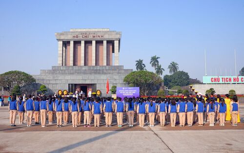 Xúc động lễ báo công dâng Bác và Kết nạp Đội viên mới