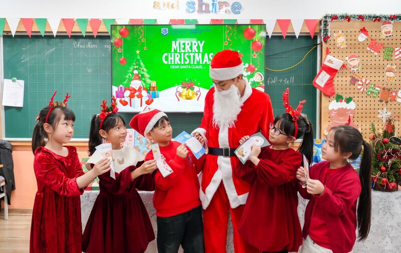 Không khí Noel ngập tràn trong từng lớp học